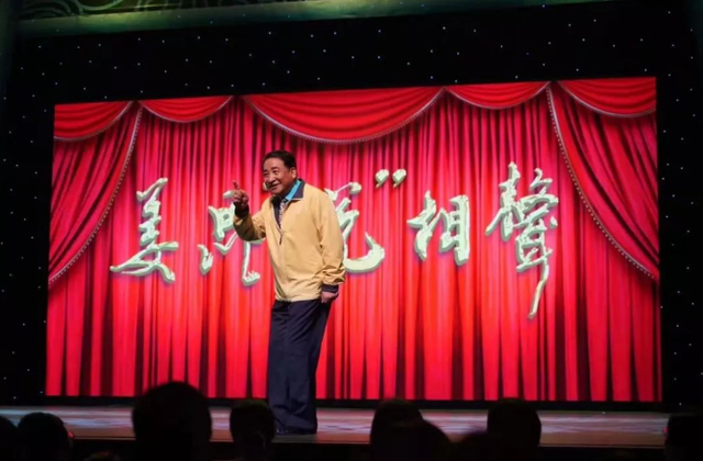 姜昆“说”相声新加坡演出座无虚席，新纳徒孙姓名颇有意思