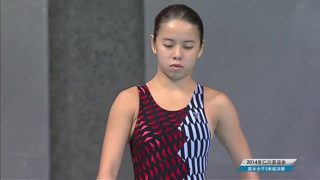 新加坡选手还想挑战中国队？结果一头栽进水中，教练急得现场暴走