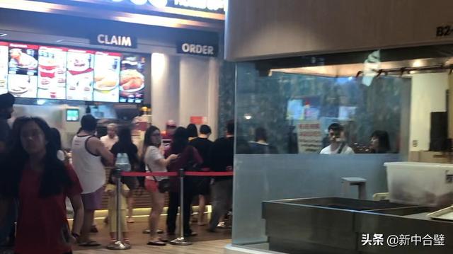新加坡人商场十点还是这么多人