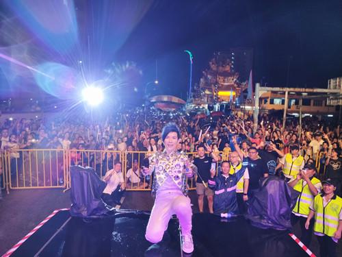 潘美辰世界巡演雨中开唱，笑称“潘雨神”观众撑伞听全场