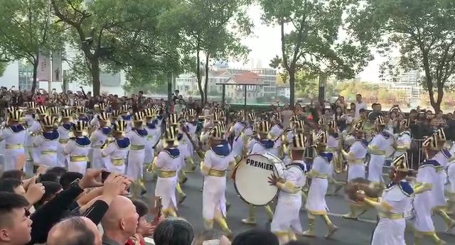 骑马式、登高式…为观看国际军乐节，南昌市民解锁观看姿势