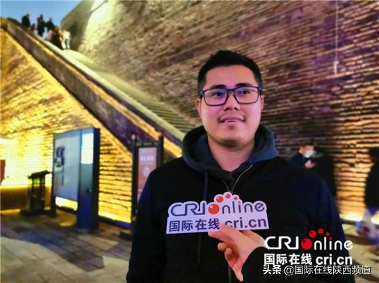 驻华外交官夜游西安 逛吃不夜城点赞城墙