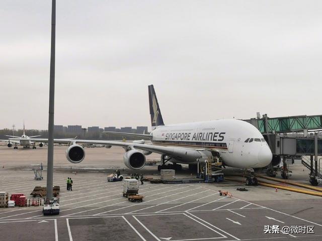 这一趟搭乘新加坡航空SQ807从北京飞新加坡，要三个廊桥来伺候