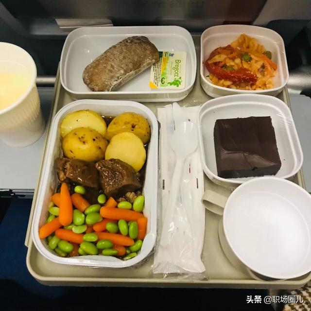 百万人飞机餐实录：太真实了，“壕”无人性的飞机餐