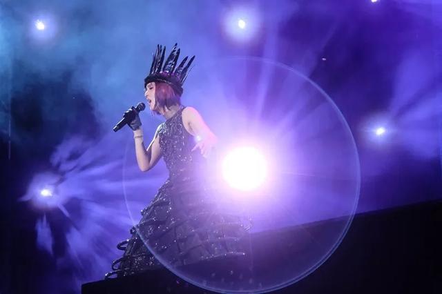 杨千嬅新加坡演唱会，因为有你，才有极致浪漫