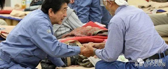 张 石：日本首相跪握灾民之手说明什么？