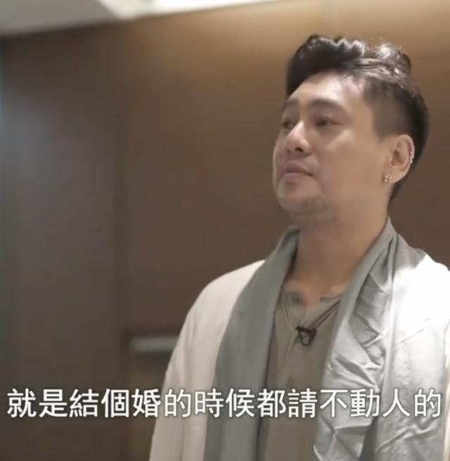 F4“西门”朱孝天虚胖发福，穿一袭佛系服装，事业走低成过气大叔