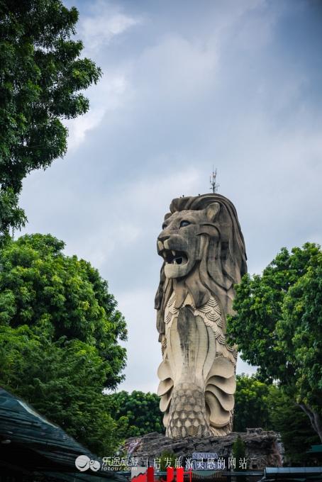 新加坡圣淘沙岛，鱼尾狮塑像近日开始拆除