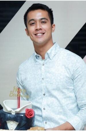 出轨、暴打产后妻子的新加坡歌手再闹事，被制伏大叫“爸爸救我”