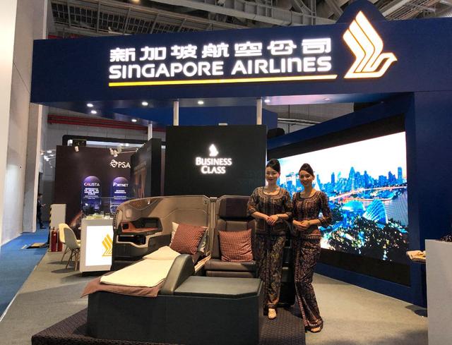 外国航空公司进博会现场"battle"：空姐、豪华客舱与空中大厨