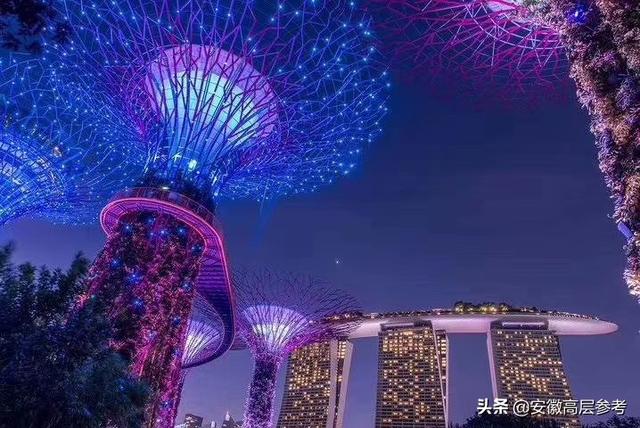 著名的“空中走廊”，漫步走廊可以从高处俯瞰整个滨海湾区美景。