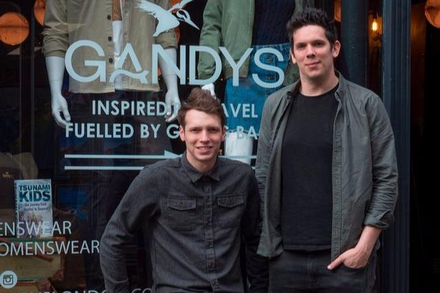 父母在斯里兰卡海啸遇难后，英国俩兄弟走遍世界，卖拖鞋做慈善