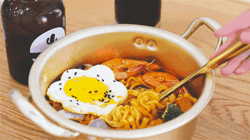 吃了3000种泡面的他，帮你挑选最好吃的10大泡面！深夜千万别点