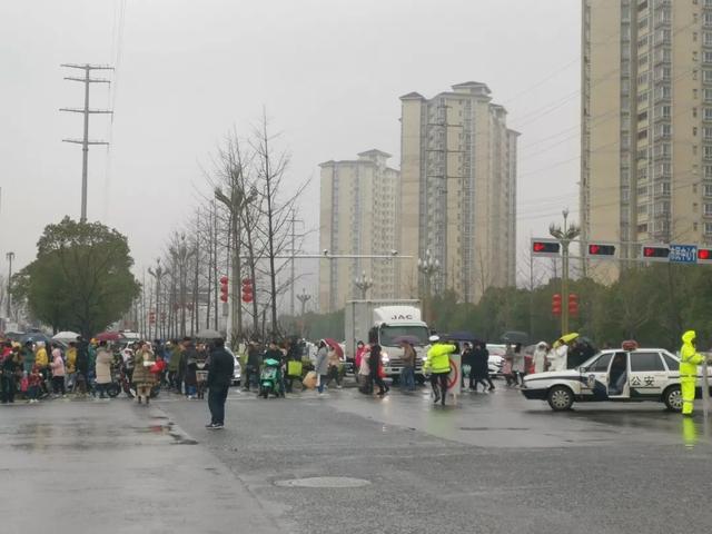 人多到没信号！海底捞初登六合！今天，南京首个龙湖天街开业