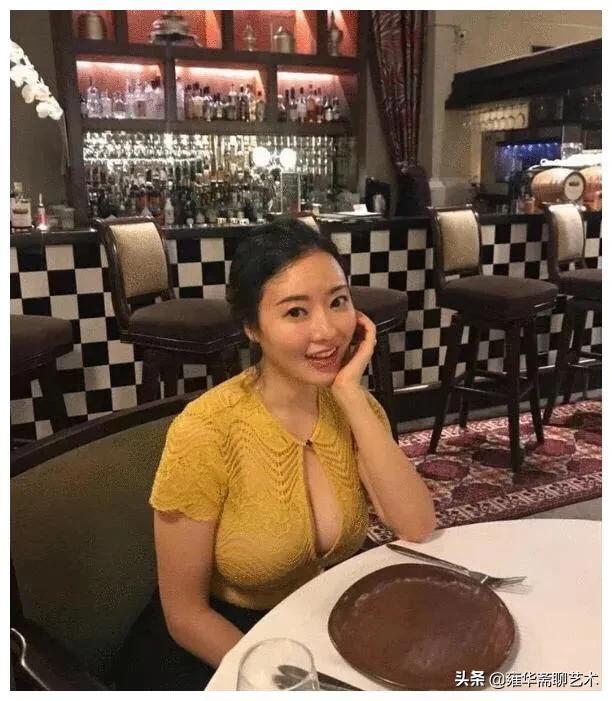 因刘强东走红的蒋聘婷如今在新加坡生活奢靡与小鲜肉合影尽显魅力