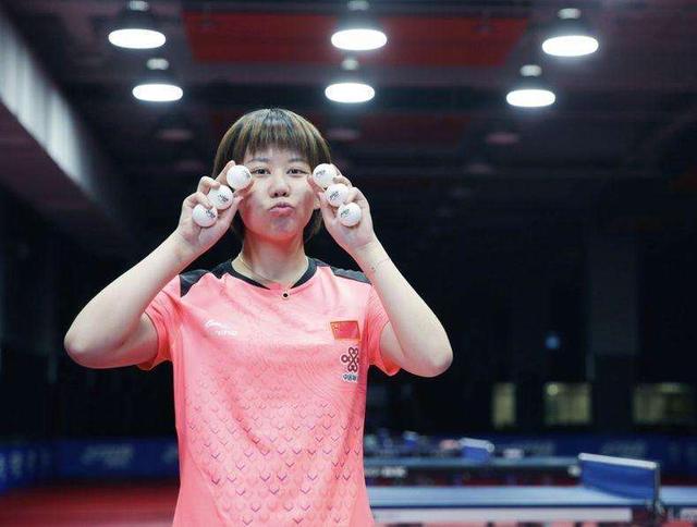 厉害！国乒22岁新星迎来爆发，横扫新加坡老将，强势晋级八强