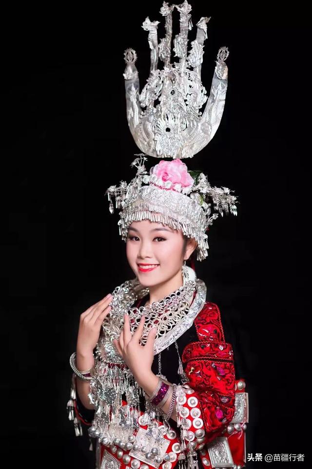 苗家美女潘婷出新歌《俩俩哩》，快来听听她的歌声有多甜