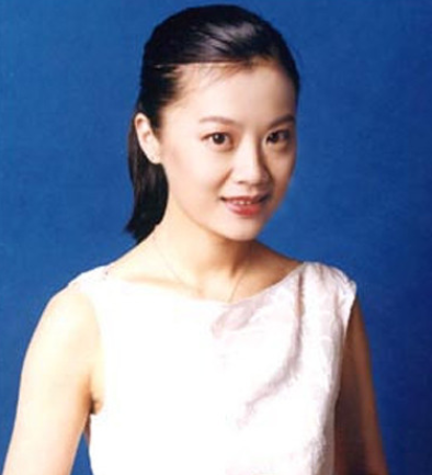 原央视女主持姜丰近照曝光，49岁气质优雅，曾为国外高管生龙凤胎