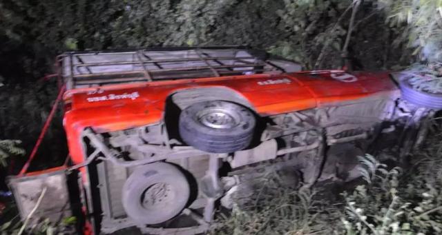 泰国满载旅游巴士侧翻 致16名新加坡游客受伤