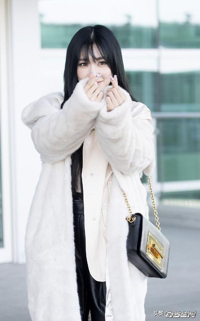 黄美英tiffany因海外行程由仁川机场前往新加坡。可盐可甜的仙女