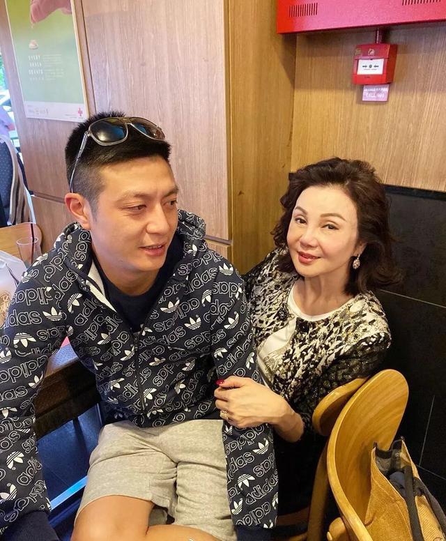 富豪前妻与婆婆过节，36岁儿子坐母亲腿上撒娇，画面和谐又奇怪