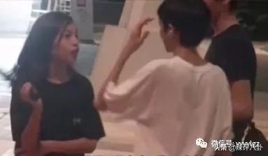 13岁星二代与长发“美人”甜蜜逛街，袁咏仪哭笑不得亲自发文解释