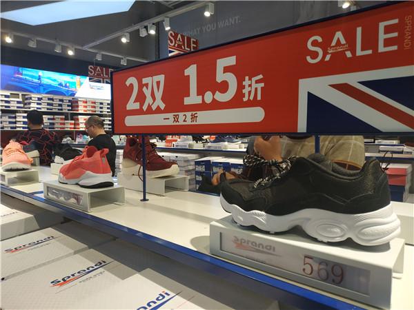 我们来到鞋都晋江，逛了逛安踏、李宁和乔丹等运动品牌的工厂店