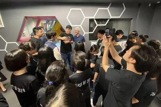 苹果公司CEO库克访问新加坡：编程是创造科技世界的中坚力量