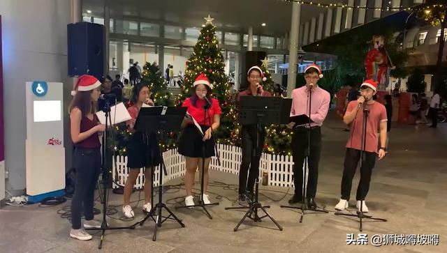 新加坡的圣诞节，学生路演。地点：Bedok mall门口