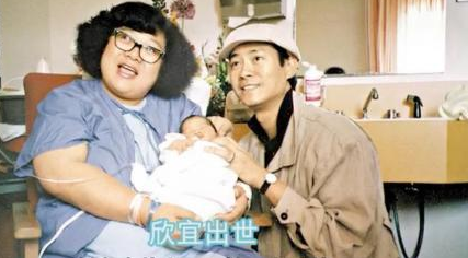 郑少秋戴假发近40年，只为她摘下过，与沈殿霞女儿郑欣宜关系融洽