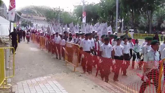 新加坡式阅兵，这士兵也太散漫了，各走各的，没秩序