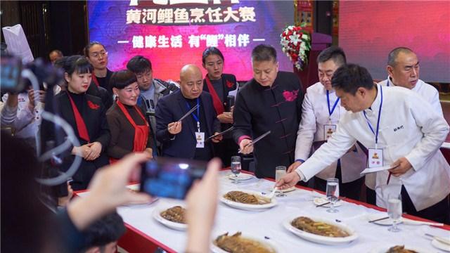 “阿五杯”第四届黄河鲤鱼烹饪大赛总决赛昨日在郑举行 丁大峰夺得赛事冠军