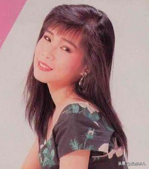 22岁成三百万人的偶像，却为爱嫁歌友淡出娱乐圈，今54岁幸福不已