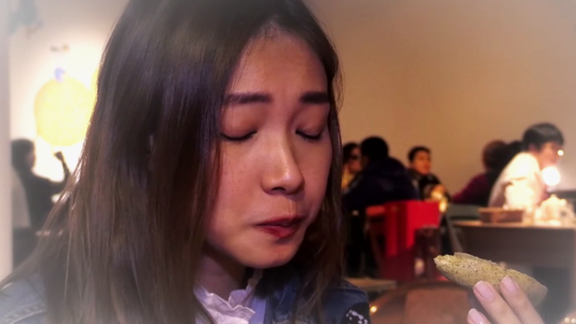 新加坡女子尝试台湾三色面包，酥脆Q弹，好吃到说不出话！
