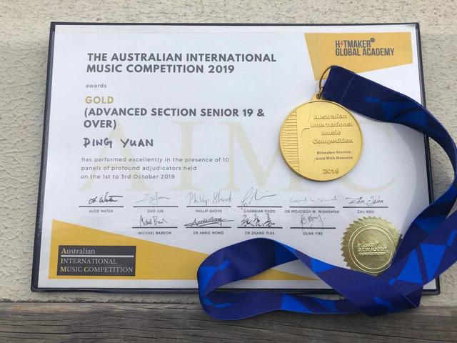 我国青年钢琴家平原2019年荣获国际钢琴大赛金奖（冠军）