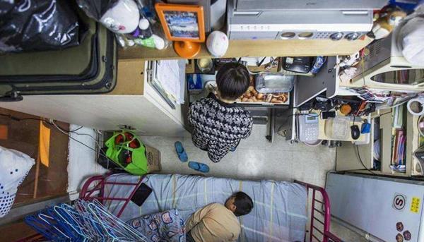 许多香港居民为何宁可蜗居在十几平米的房子里，也不愿意离开香港
