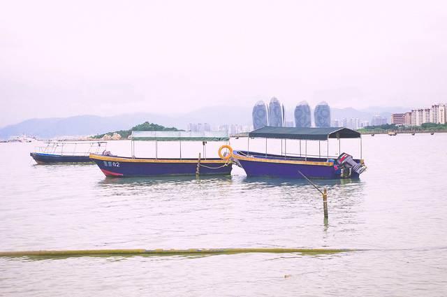 在三亚，大海与美食只差一条街的距离