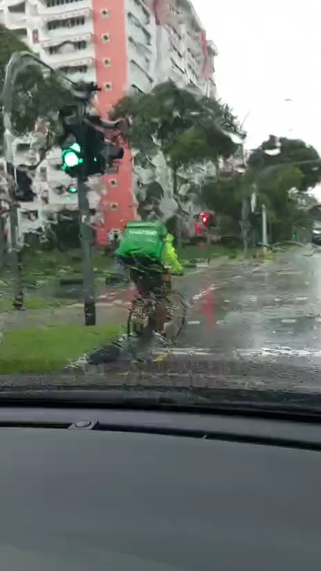 新加坡grab送餐很不容易，有些道路不允许骑电动滑板车
