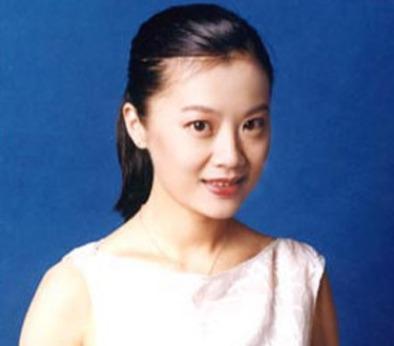 原央视女主持姜丰近照曝光，49岁气质优雅，曾为国外高管生龙凤胎