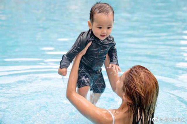 郑嘉颖老婆晒儿子的萌照，Rafa第一次和外婆一起庆祝生日