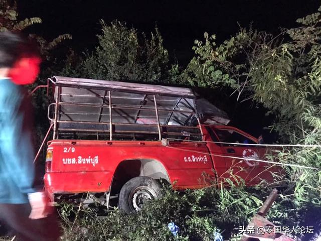 泰国满载新加坡游客双条车侧翻，致16人受伤