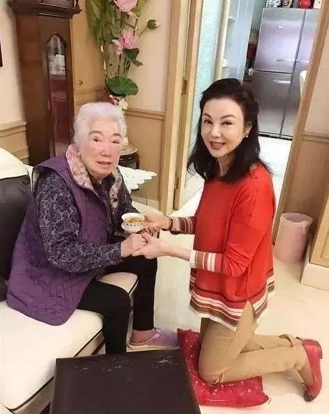 富豪前妻与婆婆过节，36岁儿子坐母亲腿上撒娇，画面和谐又奇怪