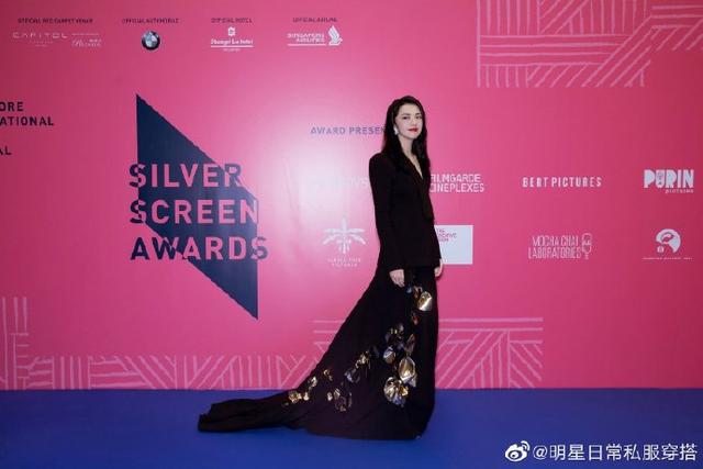 姚晨亮相新加坡电影节，黑色西装搭配鱼尾裙优雅迷人