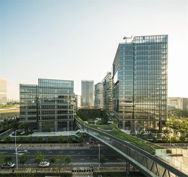 百米空中长廊、一万平方超级屋顶，上海这个购物中心你没去过？