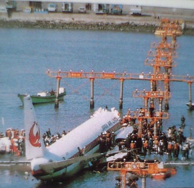 日航350航班机长精神分裂欲自尽24人殁，副驾驶拼力抢救保150人命