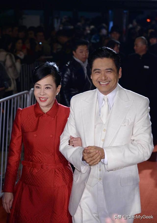 周润发不靠拍戏赚14亿，全因找到一个好老婆