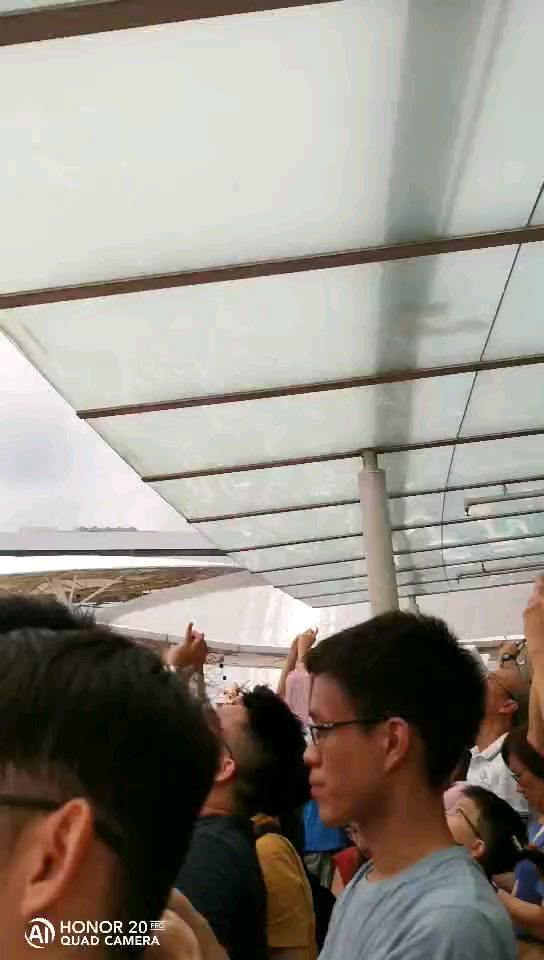 新加坡日蚀了，就是“天狗吃月亮🌙”，刚才你看到了吗？😜