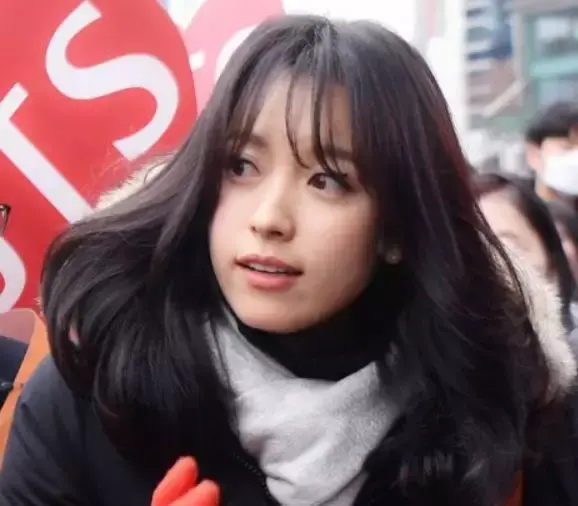 女星受弟弟连累被称杀人犯，遭抵制多年尝试复出，做慈善反被骂