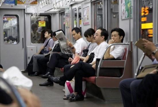 各国地铁奇葩规定盘点，法国不让看美女日本不让打电话