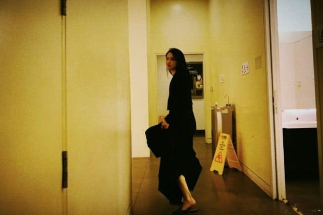 姚晨电影节获奖大方感谢老公曹郁，夫妻俩台下牵手台上亲脸超恩爱